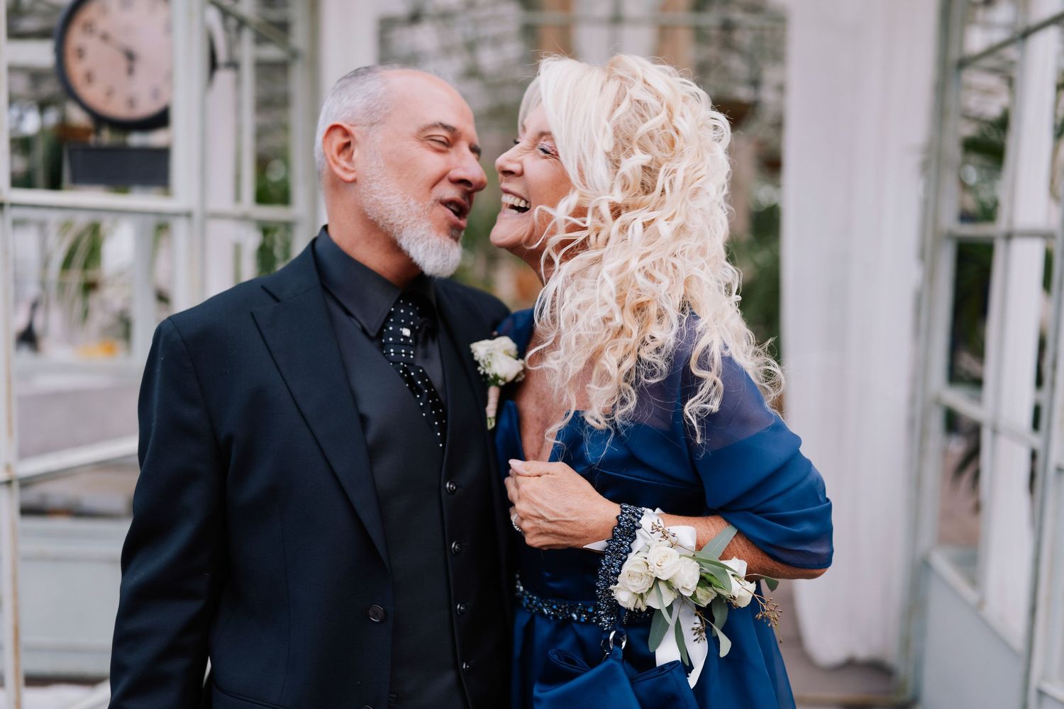 Sposi sorridenti durante un momento spontaneo del matrimonio