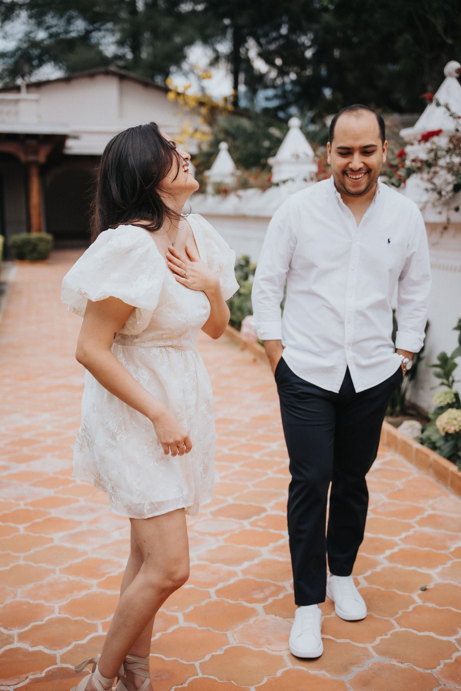 Pareja caminando y sonriendo en sesión Save the Date en Guatemala / Couple walking in Save the Date session in Guatemala.