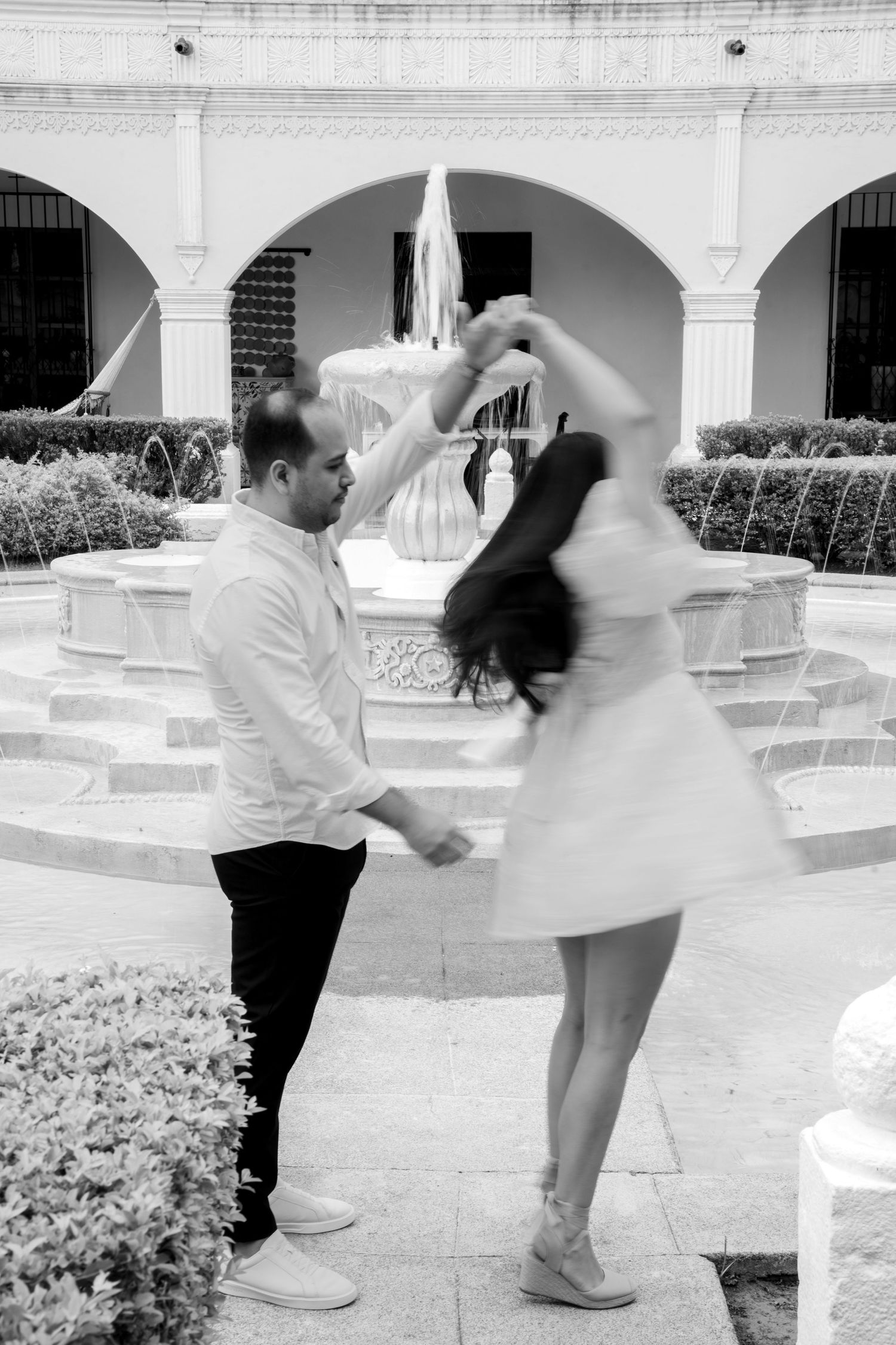 Pareja bailando espontáneamente en Save the Date con Flashlight Studio / Couple dancing in trendy Save the Date.