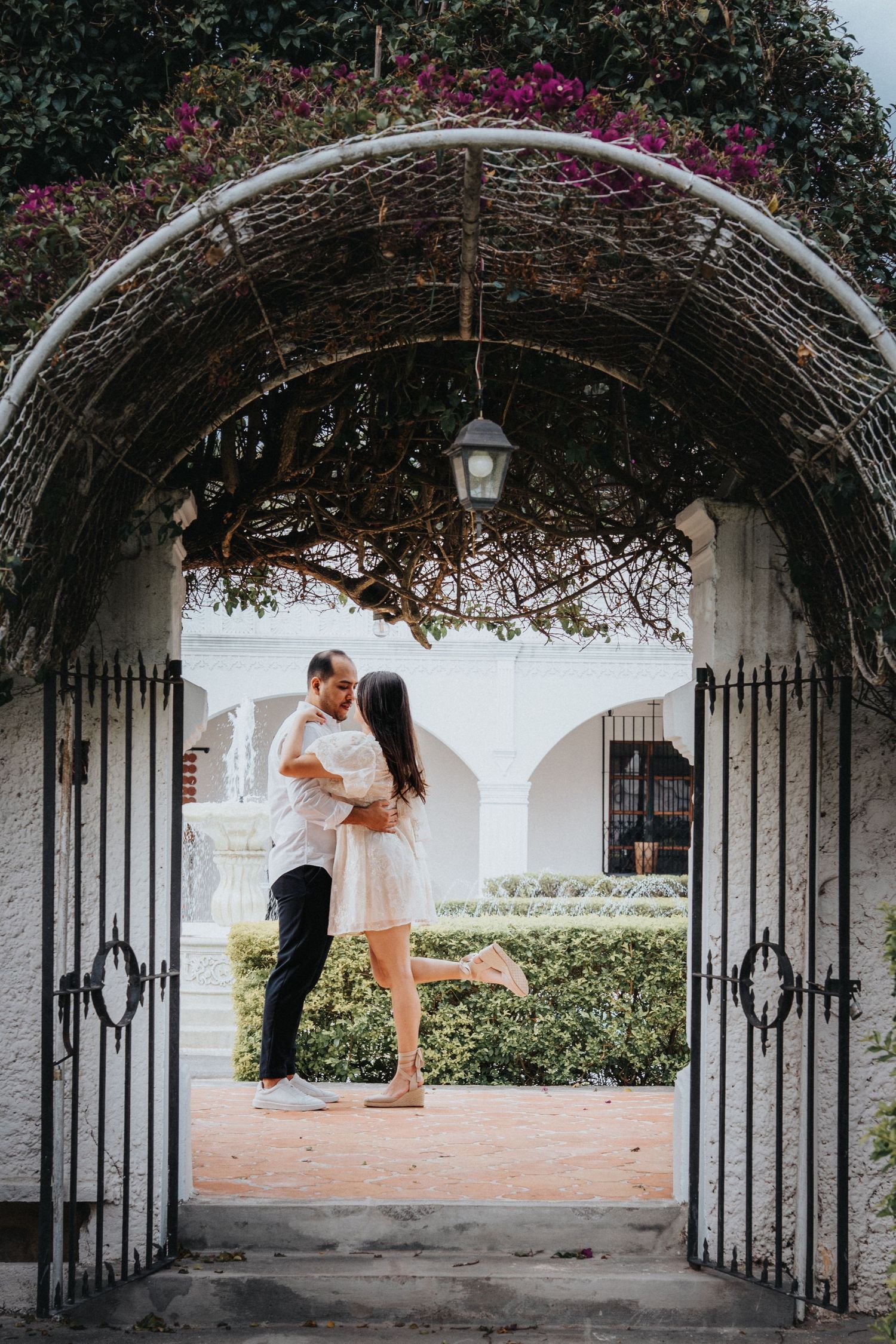 Pareja en arco de jardín para sesión Save the Date en Guatemala / Couple in garden arch for Save the Date.