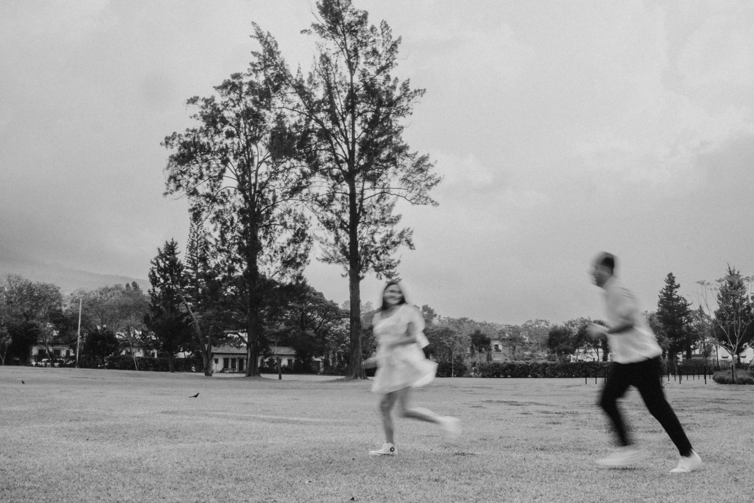 Pareja corriendo al aire libre en Save the Date / Couple running outdoors in trendy Save the Date session.