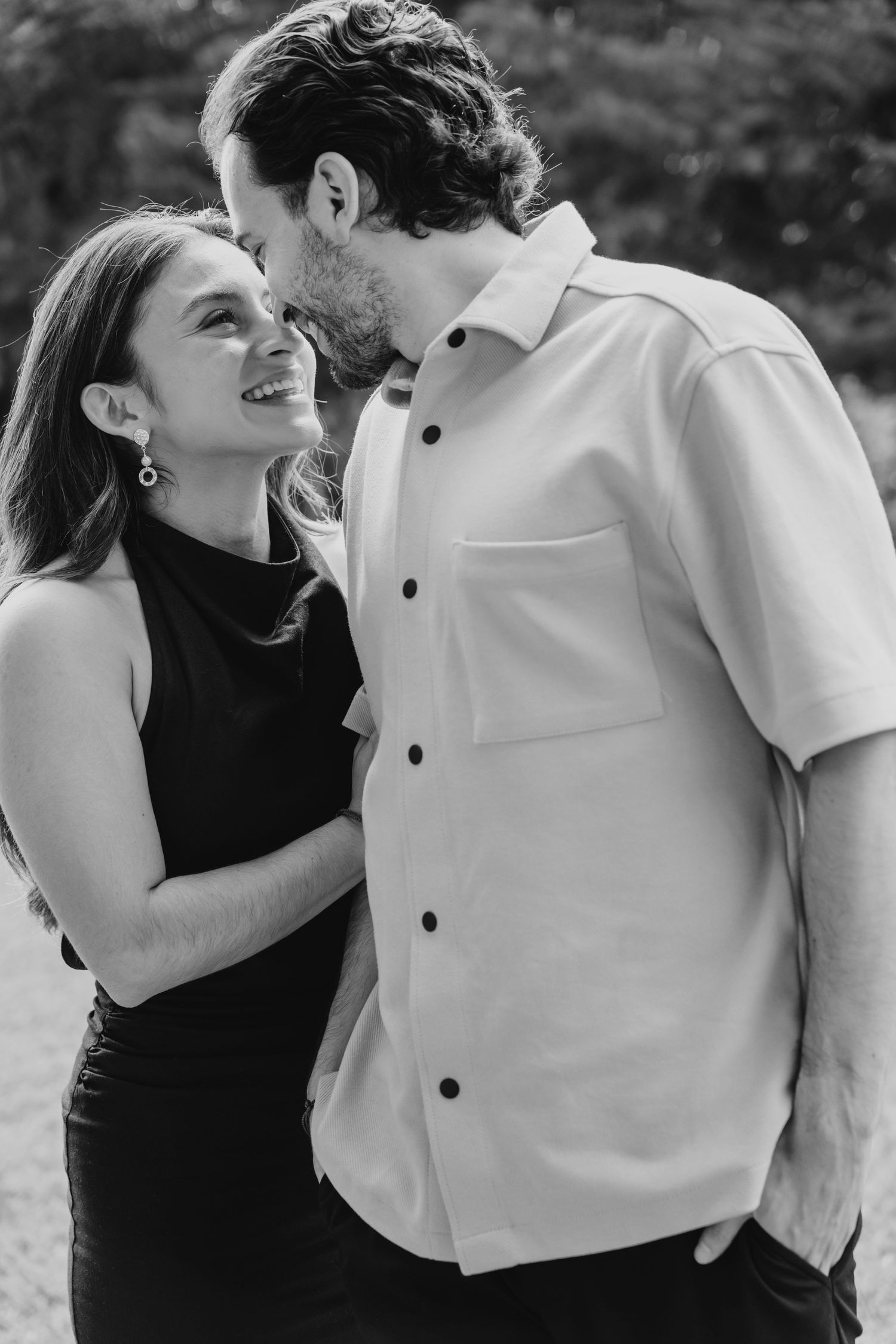 Retrato de pareja en blanco y negro para Save the Date en Guatemala / Black and white couple portrait for Save the Date session.