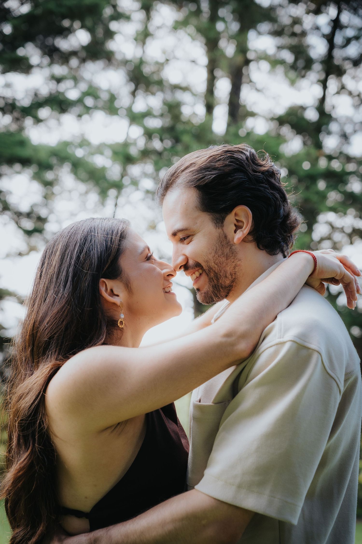 Retrato íntimo de pareja abrazada en Save the Date con Flashlight Studio / Intimate couple portrait in Save the Date session.