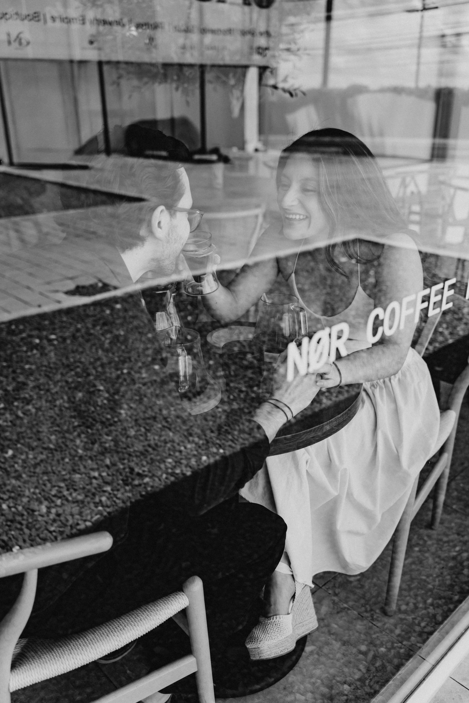 Pareja en cafetería para fotos de Save the Date estilo urbano / Couple in coffee shop for urban Save the Date session.