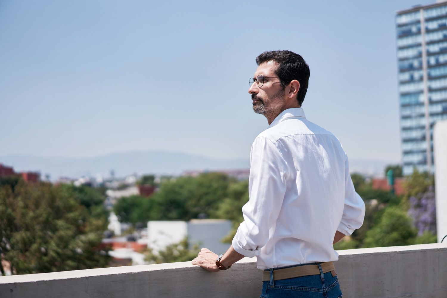 Retrato de Pepe Villatoro sentado durante una sesión editorial para una publicación internacional