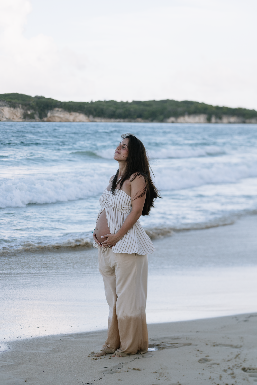 Fotografía de embarazo en Punta Cana con estilo natural y elegante. Sesión de maternidad en Cap Cana frente al mar Caribe.