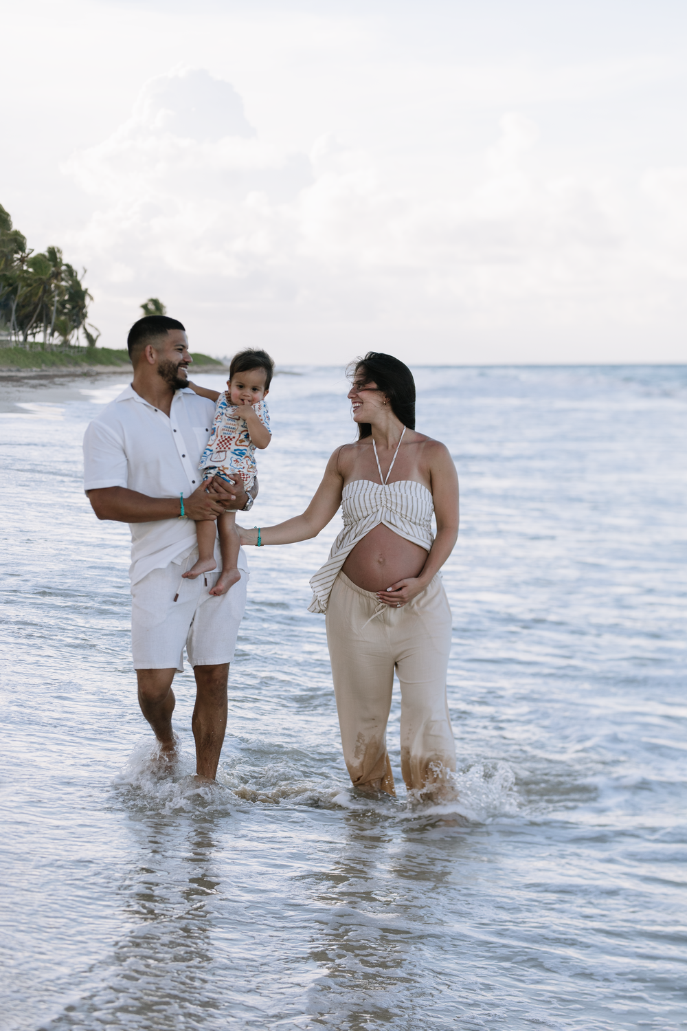 Capturando tu embarazo en Cap Cana, Punta Cana. Sesión de maternidad en playa con luz suave y recuerdos inolvidables.