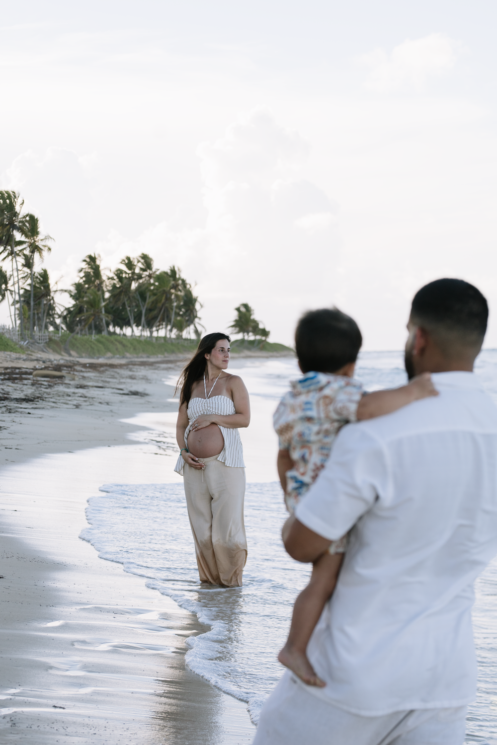Sesión de maternidad en Cap Cana al atardecer. Luz natural, playa y emoción en cada imagen. Fotografía de embarazo en Punta Cana.