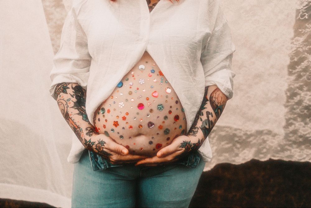 Creative Knoxville maternity photography at The Holmstead Studio with Nina Thomas Photography.