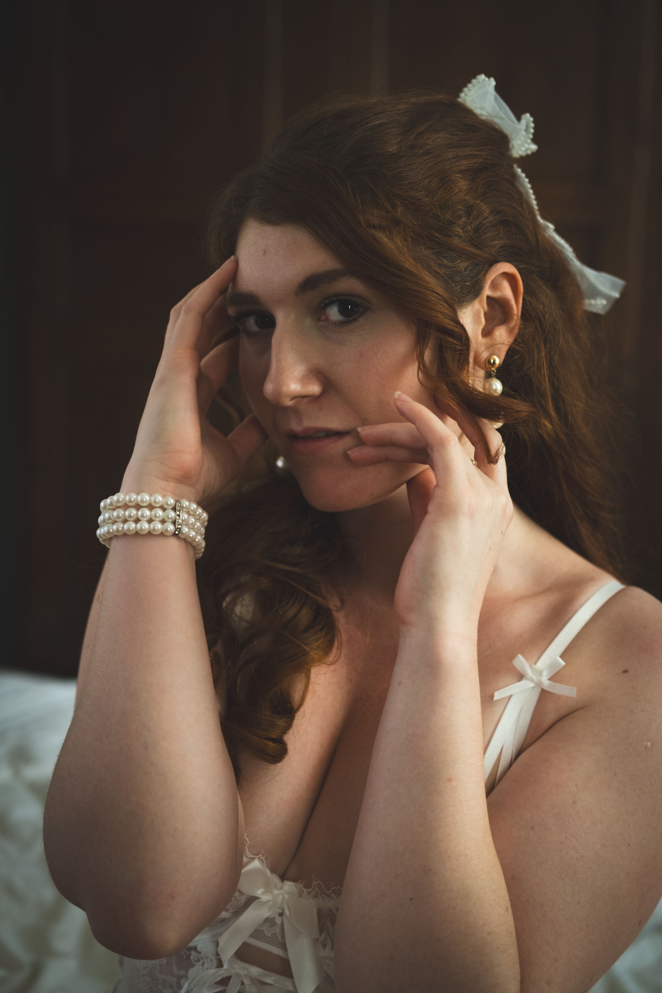 Portrait féminin réalisé en lumière naturelle dans une ambiance romantique et intemporelle.