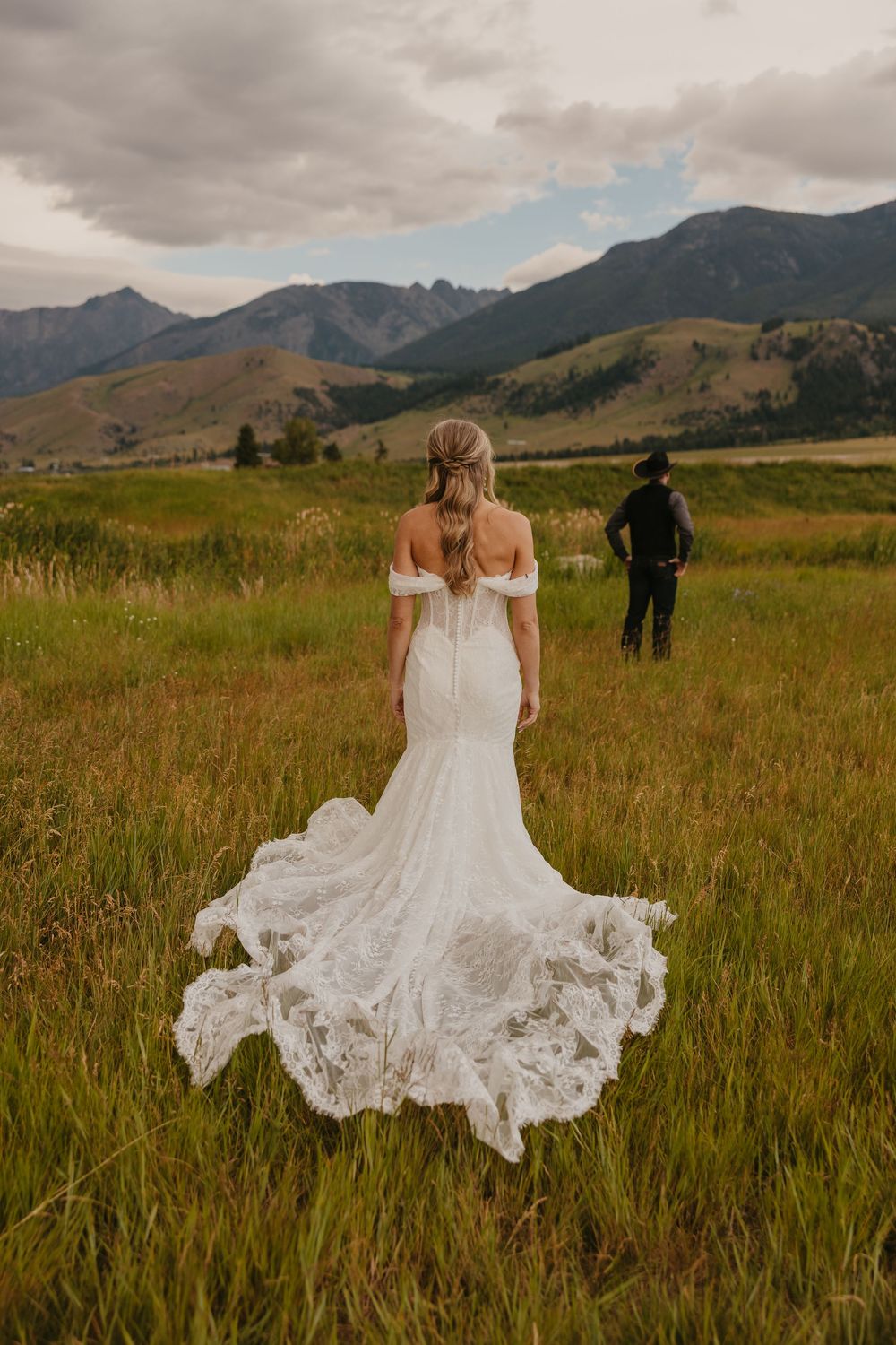 Bride has her first look with her groom at Copper Rose Ranch under the Mountains of Paradise Valley, Montana by Pray Wedding photographer