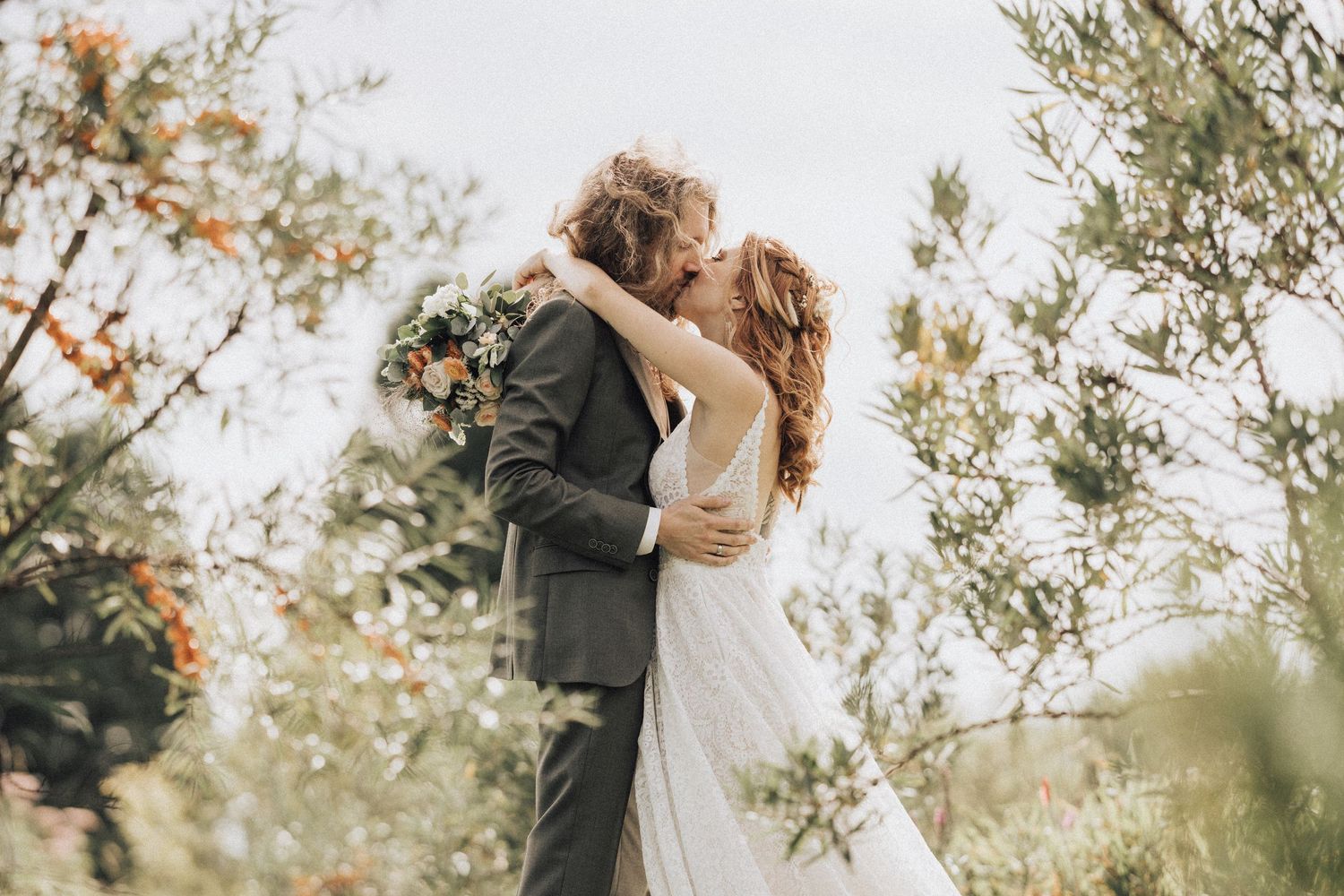 Elopement chic en pleine nature capturé de façon artistique et naturelle. Mariage destination haut de gamme avec photographie de luxe.