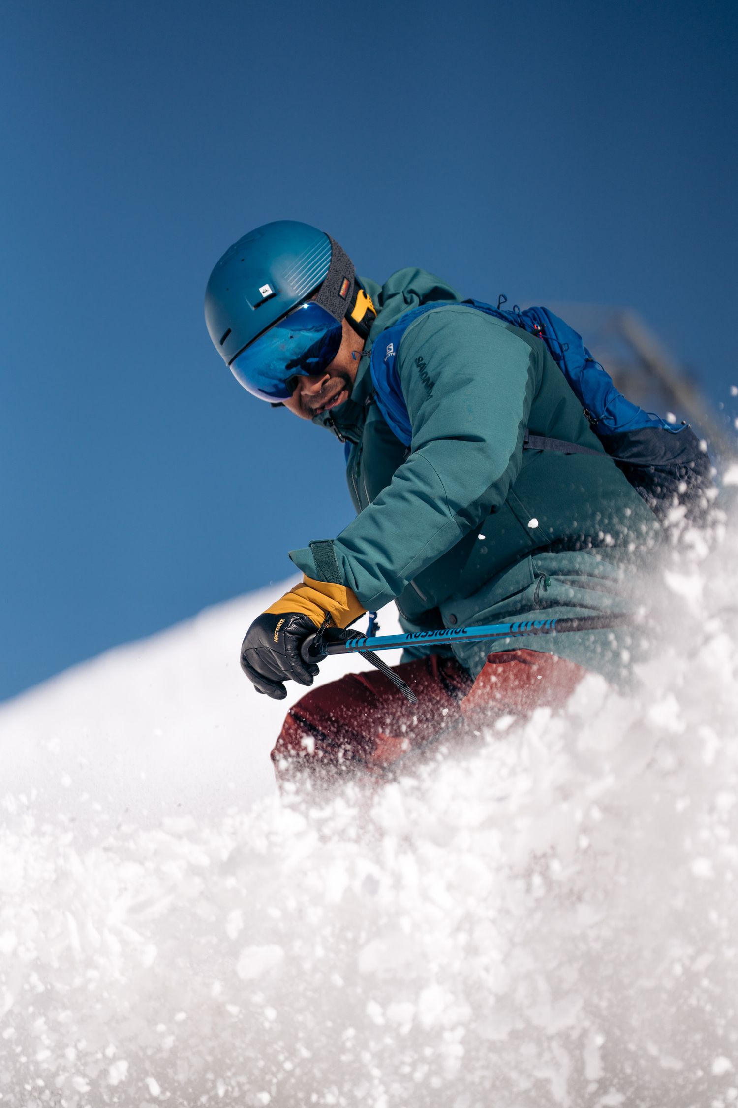 skieur dans la poudreuse