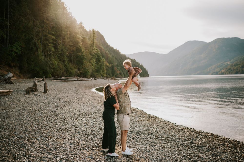 Comox Valley Photographer Portraits at Comox Lake in Cumberland, Vancouver Island. Family throwing kid in air