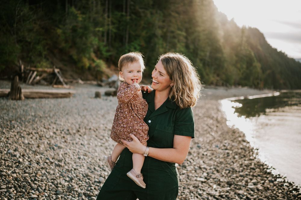 Comox Valley Photographer Portraits at Comox Lake in Cumberland, Vancouver Island. Casual and candid family photos mom holding kid