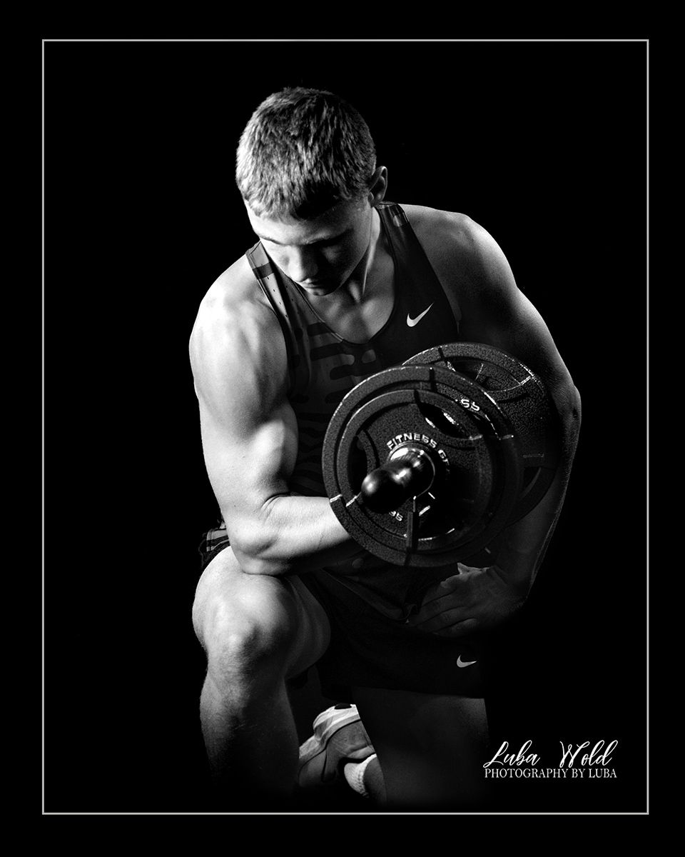 studio fitness portrait of young man Senior boy working out in black and white by photographer Luba Wold in Post Falls