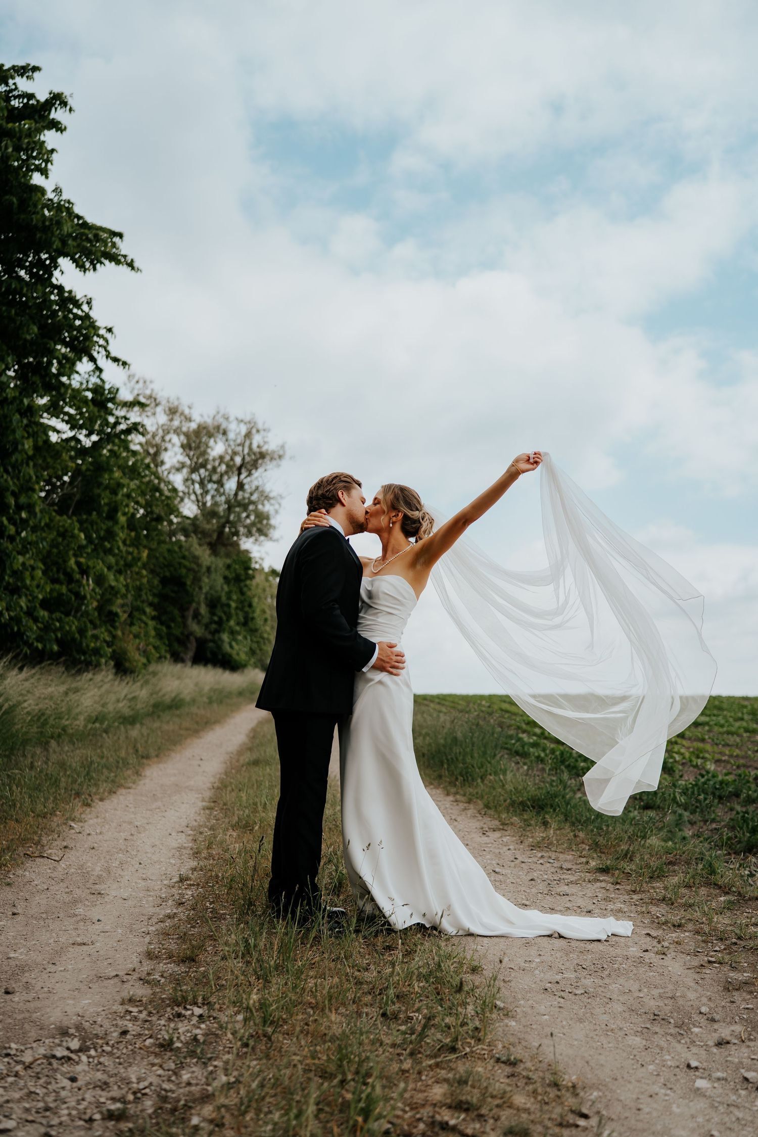 Bröllopsfotograf skåne. Jorberga, bröllop, skånefotograf. Brudklänning.