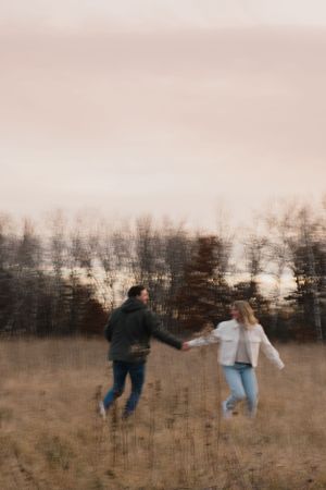 Engagement session at sunset with a trendy blurry photo