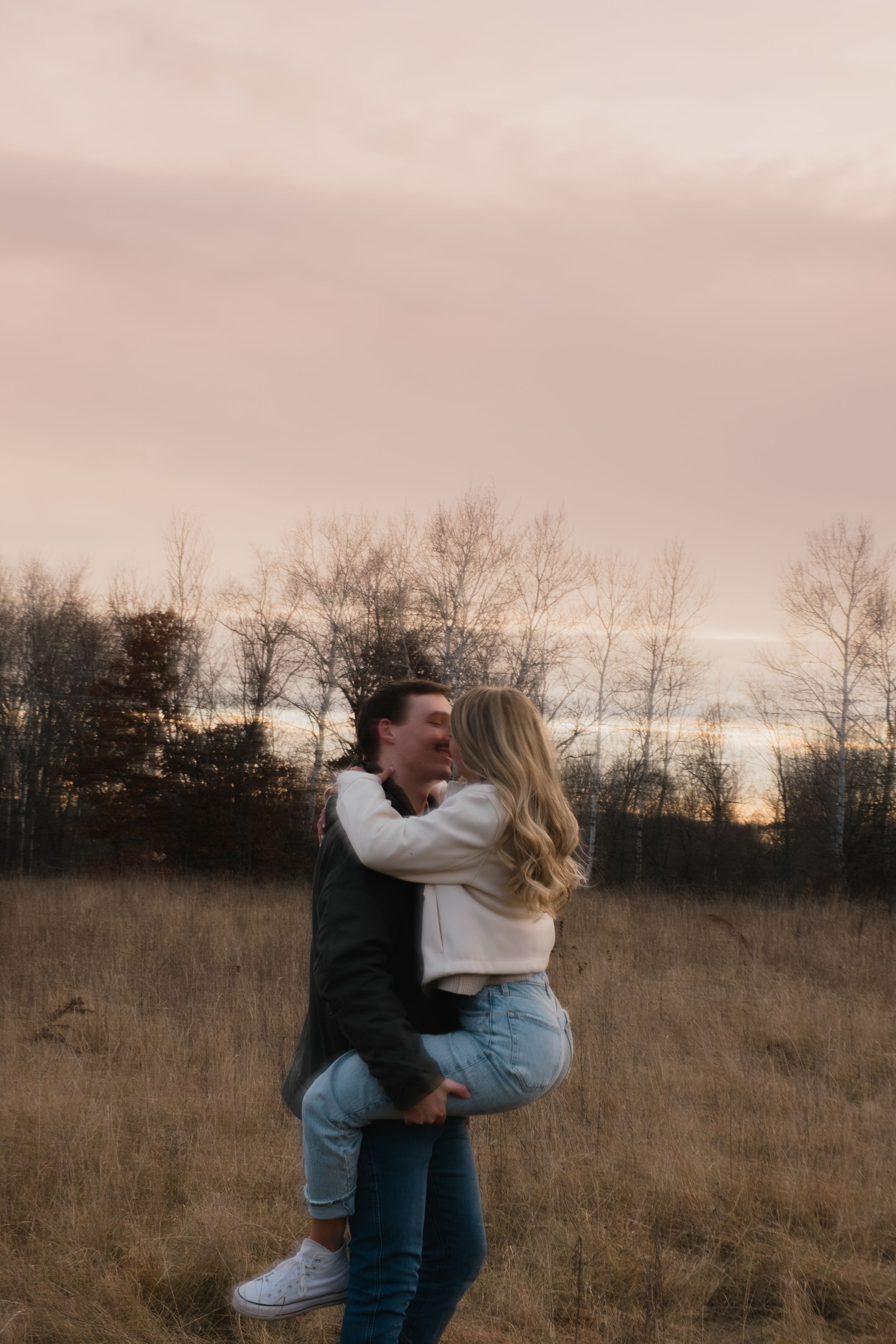 Engagement session at sunset with a trendy blurry photo