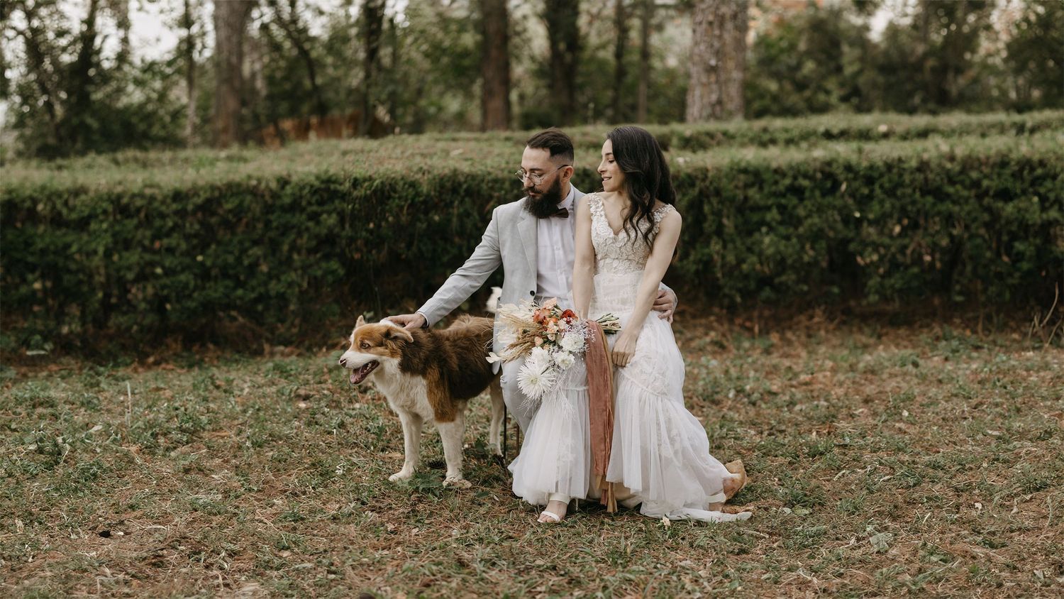 Casal pousando sentando para foto de casamento boho com um cachorro ao lado com Ever Two Fotografia