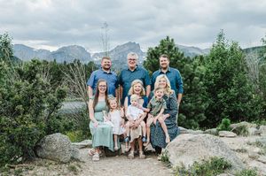 Rocky Mountain National Park photographer for family photo session. Family photographer in Estes Park Colorado. Extended family photographer