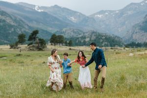 Rocky Mountain National Park photographer for family photo session. Family photographer in Estes Park Colorado. Extended family photographer