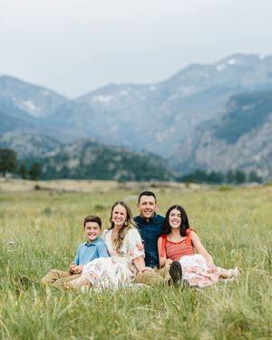 Rocky Mountain National Park photographer for family photo session. Family photographer in Estes Park Colorado. Extended family photographer