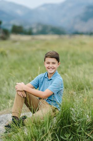 Rocky Mountain National Park photographer for family photo session. Family photographer in Estes Park Colorado. Extended family photographer
