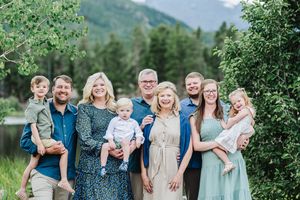 Rocky Mountain National Park photographer for family photo session. Family photographer in Estes Park Colorado. Extended family photographer