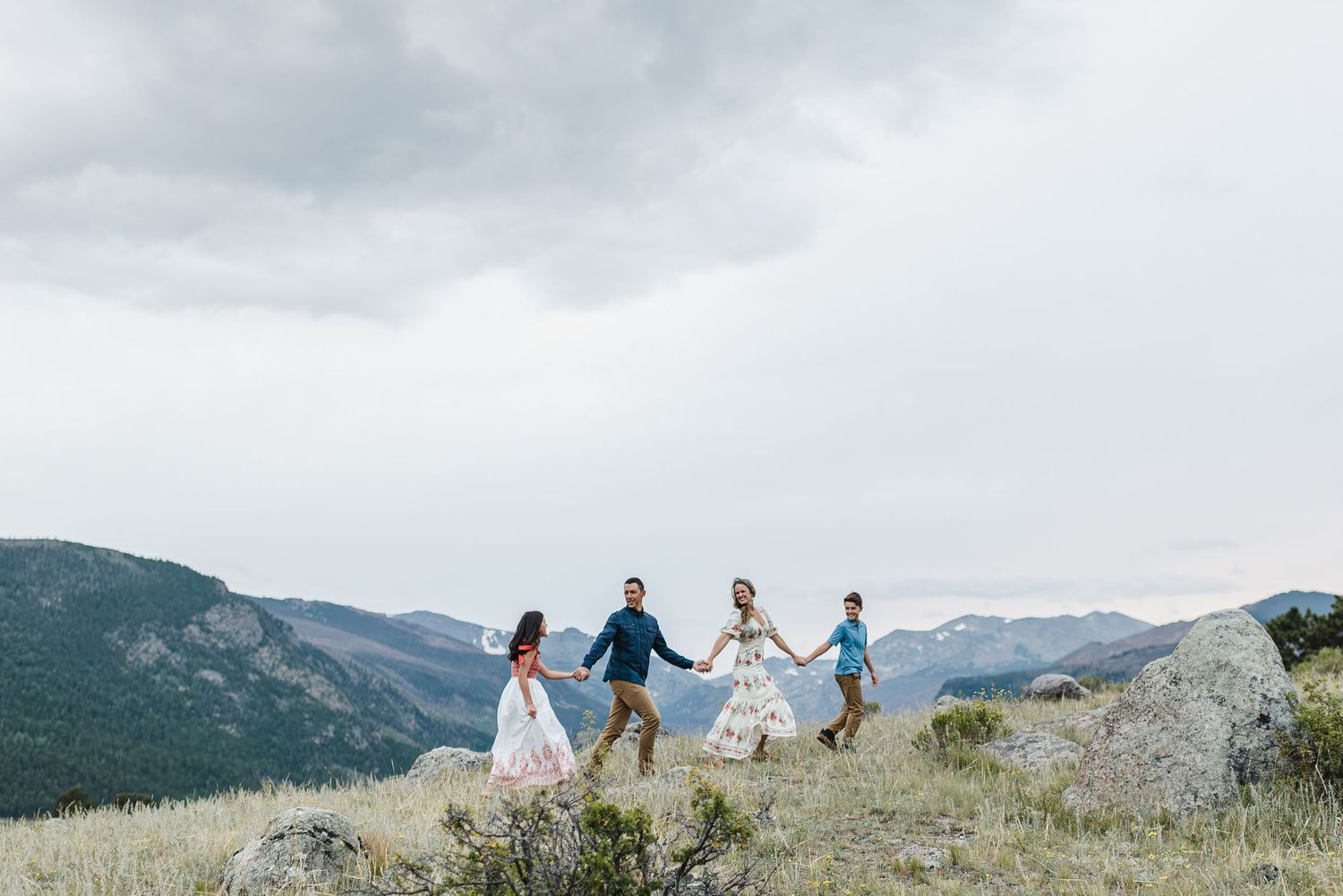 Rocky Mountain National Park photographer for family photo session. Family photographer in Estes Park Colorado. Extended family photographer