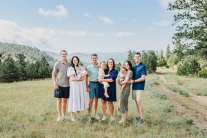 extended family photographer in Colorado. Mountain family photographer for extended family members. Colorado photographer extended family