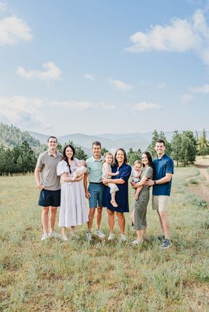 extended family photographer in Colorado. Mountain family photographer for extended family members. Colorado photographer extended family