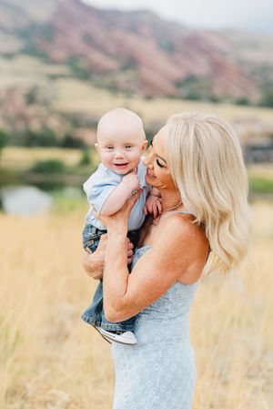 Mommy and me photo session in the mountains of Colorado. Denver photographer for Mommy & me outdoor sessions