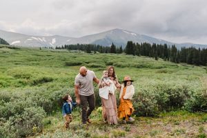 Rocky Mountain National Park photographer for family photo session. Family photographer in Estes Park Colorado. Extended family photographer