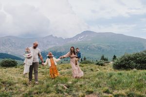 Rocky Mountain National Park photographer for family photo session. Family photographer in Estes Park Colorado. Extended family photographer
