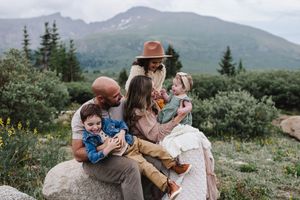 Rocky Mountain National Park photographer for family photo session. Family photographer in Estes Park Colorado. Extended family photographer