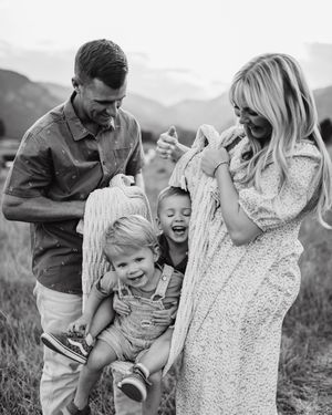 Rocky Mountain National Park photographer for family photo session. Family photographer in Estes Park Colorado. Extended family photographer