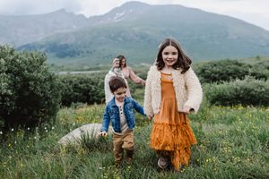 Rocky Mountain National Park photographer for family photo session. Family photographer in Estes Park Colorado. Extended family photographer