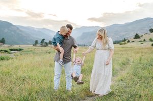 Rocky Mountain National Park photographer for family photo session. Family photographer in Estes Park Colorado. Extended family photographer