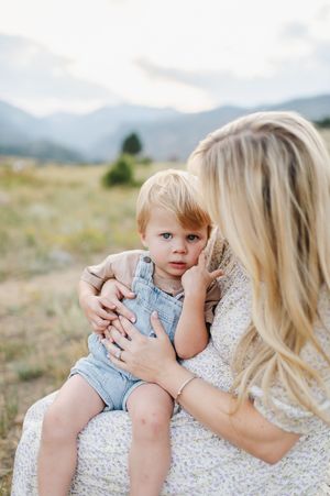 Rocky Mountain National Park photographer for family photo session. Family photographer in Estes Park Colorado. Extended family photographer