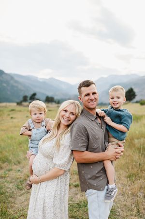 Rocky Mountain National Park photographer for family photo session. Family photographer in Estes Park Colorado. Extended family photographer