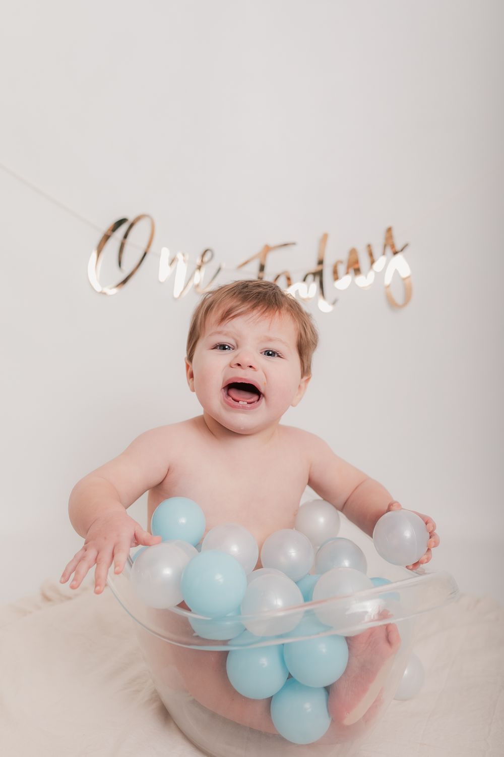 Baby sitting in tub with blue balloons during photo session. Photographer. Hull. East Yorkshire. Photography