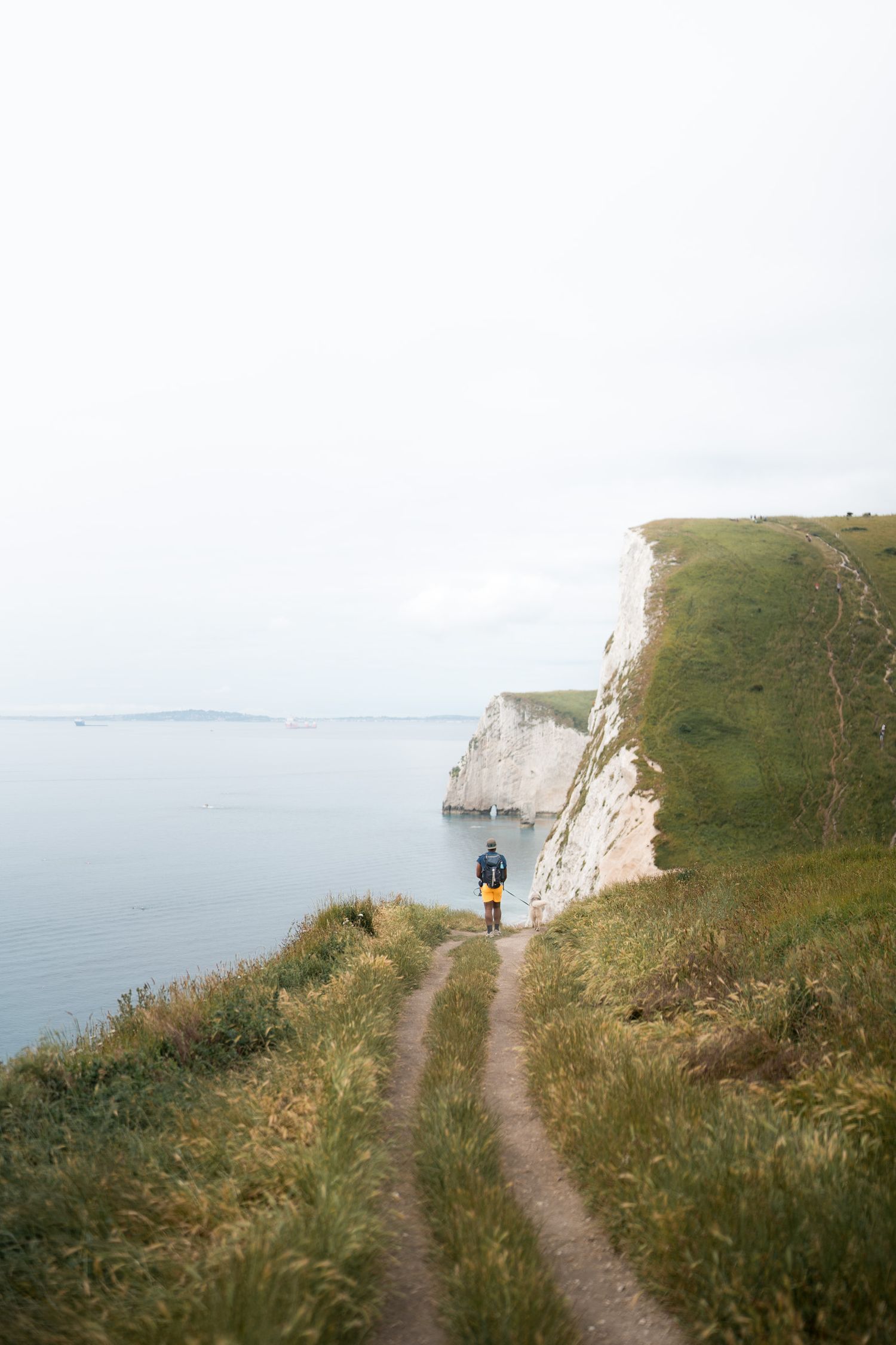randonneur devant les falaises de durdle door sur la jurassic coast en angleterre