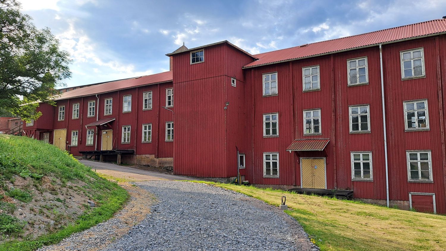Äldre byggnad i Sjuntorp där fotostudion finns huserad på tredje våningen.