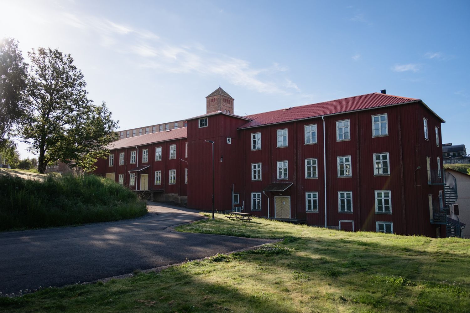 Äldre byggnad i Sjuntorp där fotostudion finns huserad på tredje våningen.