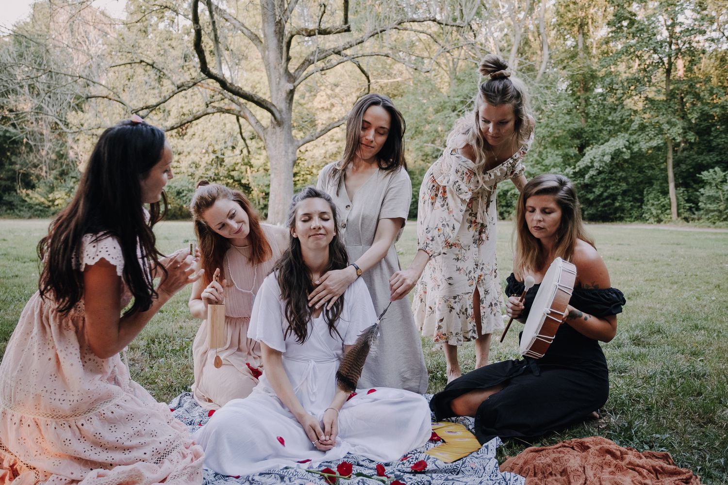 World of Cacao https://www.world-of-cacao.com/ Neumond Vollmond Ritual Frau wird von der Gruppe genährt