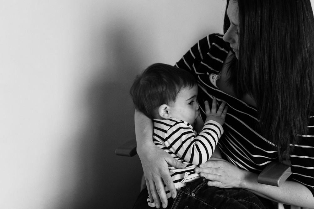 Intimate black and white portrait showing genuine connection and embrace. Photographe de famille fotógrafa de familia sevilla