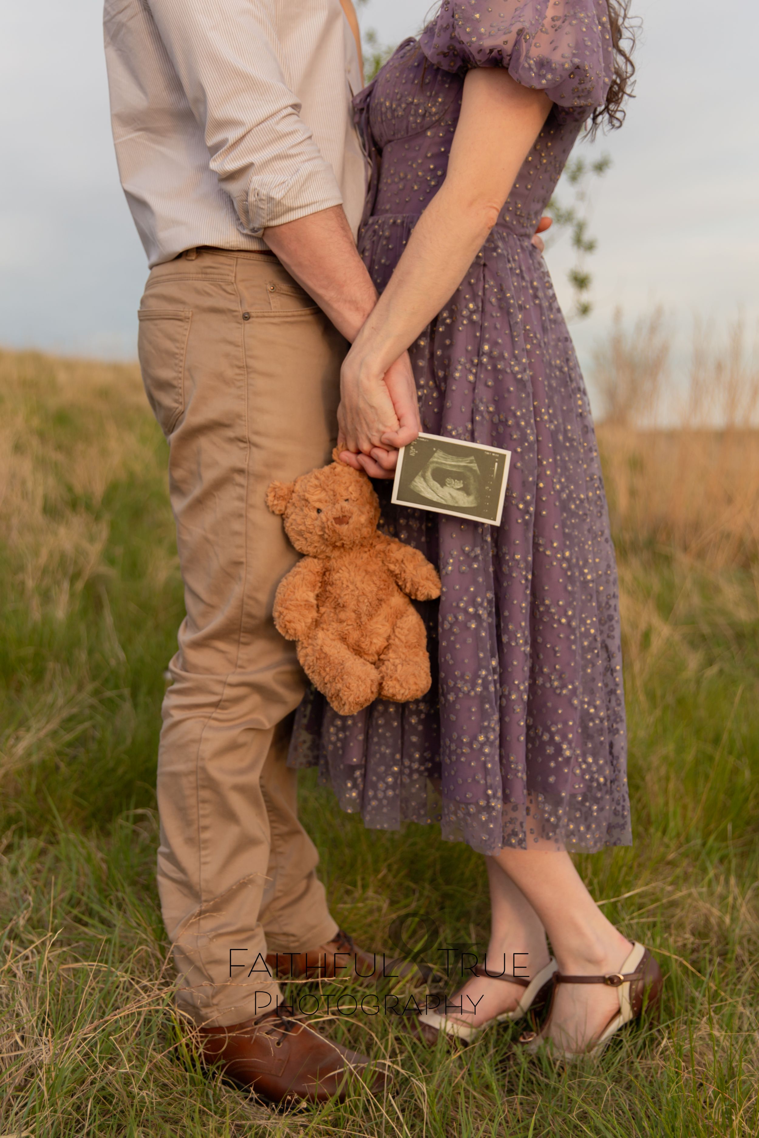 southern-alberta-pregnancy-announcement-maternity-couple-photography
