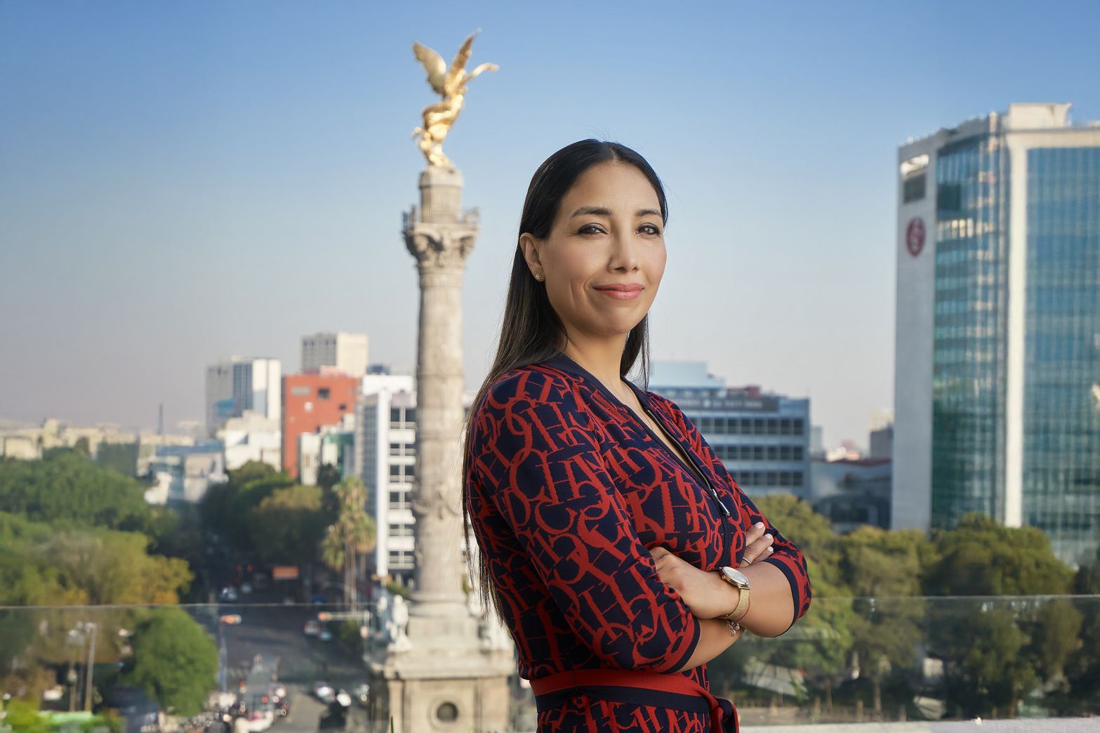 Retrato de asesor patrimonial seguros monterrey frente al ángel de la independncia