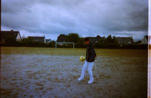 Photo argentique d'élève du Lycée Frédéric Ozanam jouant au foot-balle